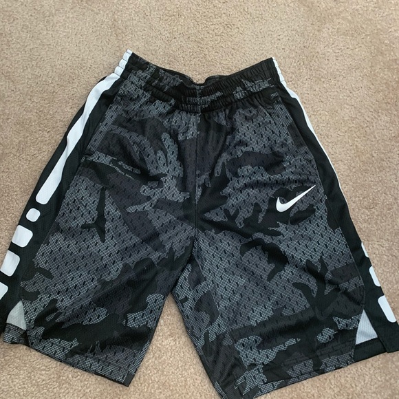 Nike shorts only worn one time - Picture 1 of 3